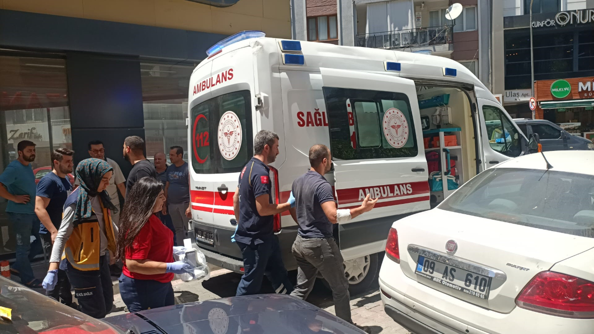 Aydın’da kendisine çarpan aracın camını yumruklayınca yaralandı