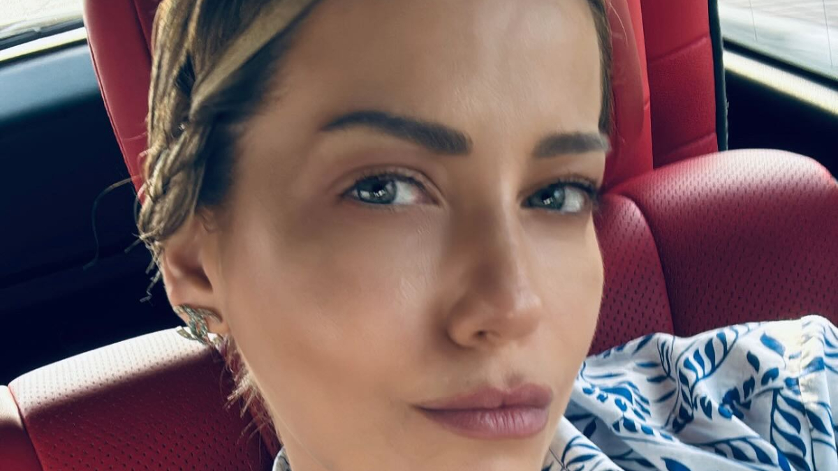 Oyuncu Sera Tokdemir'den camlarını silen işçilere jest