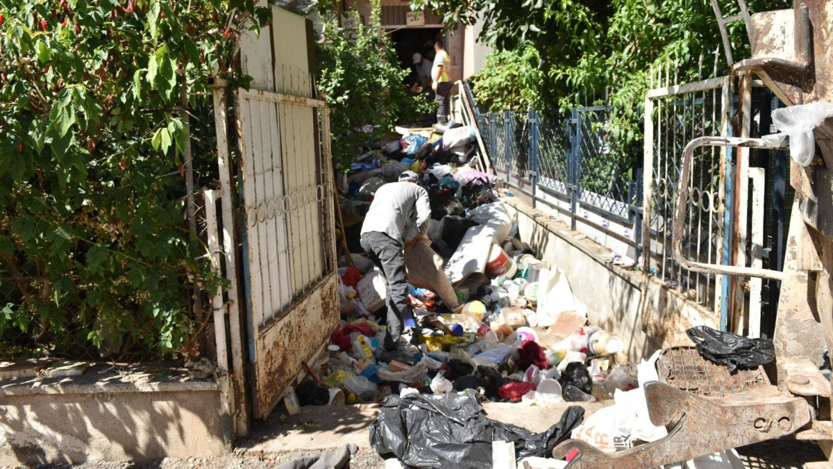 Antalya’da şaşkınlık yaratan olay: 6 katlı binadan 20 kamyon çöp çıktı