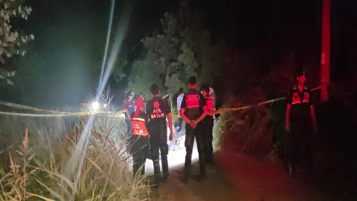 Bursa’da boğazı kesilerek öldürülmüş halde bulundu: Yabancı uyruklu şüpheli gözaltında Bursa’da boğazı kesilerek öldürülmüş halde bulundu: Yabancı uyruklu şüpheli gözaltında