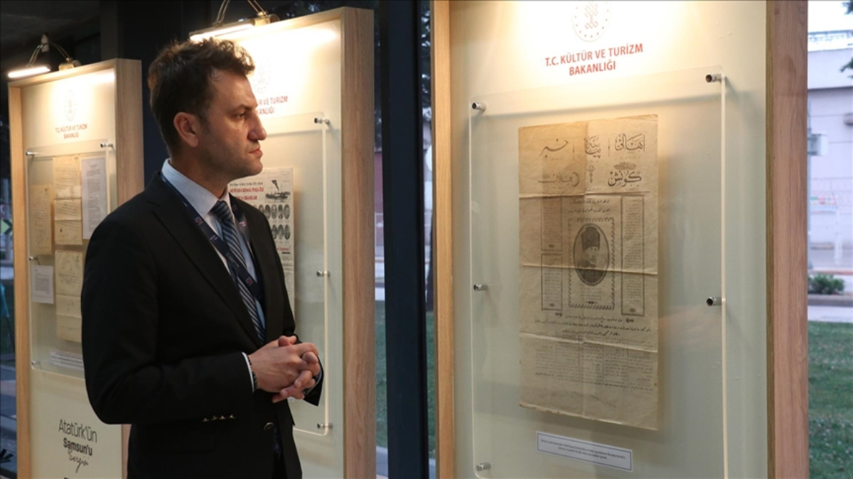 Atatürk’ün Samsun’a gelişini aynı başlıkla duyurun beş gazetenin nüshası sergileniyor
