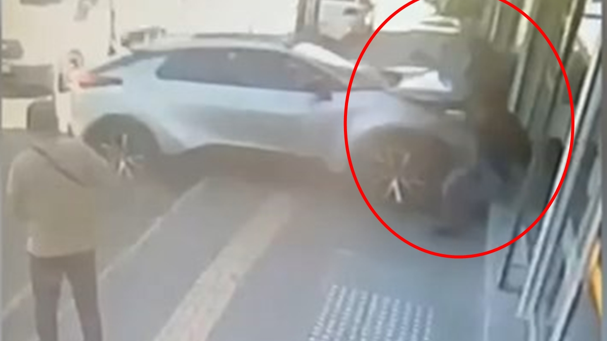 Tunceli’de kaldırıma çıkan cip, bankanın güvenlik görevlisine çarptı Tunceli’de kaldırıma çıkan cip, bankanın güvenlik görevlisine çarptı