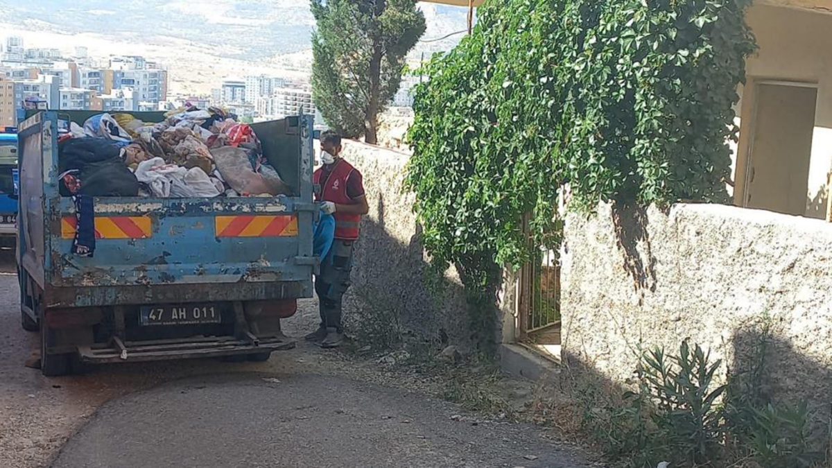 Mardin’de koku yayılan evden 2 kamyon çöp çıkarıldı