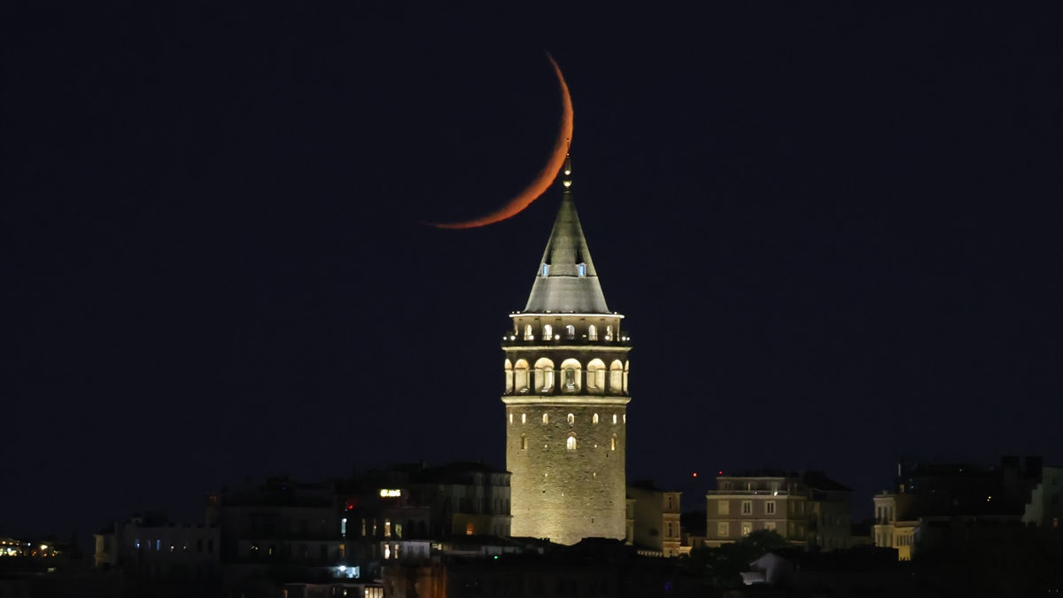 İstanbul’da hilal ile Galata Kulesi aynı karede