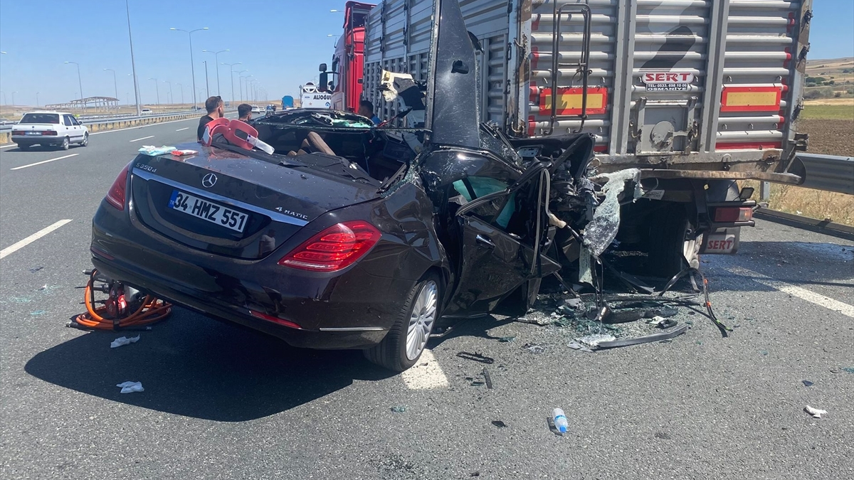 Aksaray’da otomobil, park halindeki tıra çarptı: 2 ölü