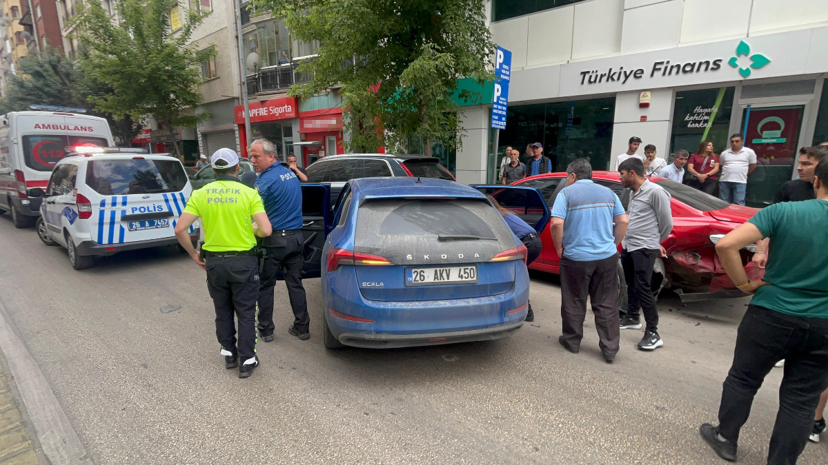 Eskişehir’de kontrolünü kaybeden otomobil park halindeki araçlara çarptı