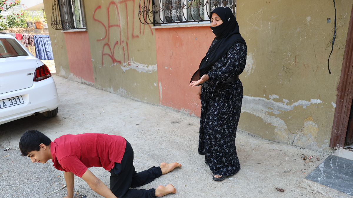 Adana’da tekerlekli sandalyesi çalınan Enes, emekleyerek geziyor