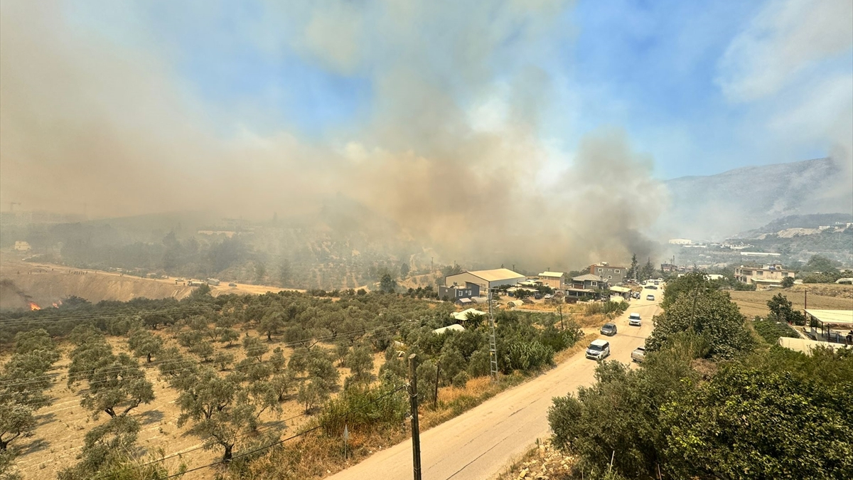 Hatay’da ormanlık alanda çıkan yangın kısa sürede büyüdü
