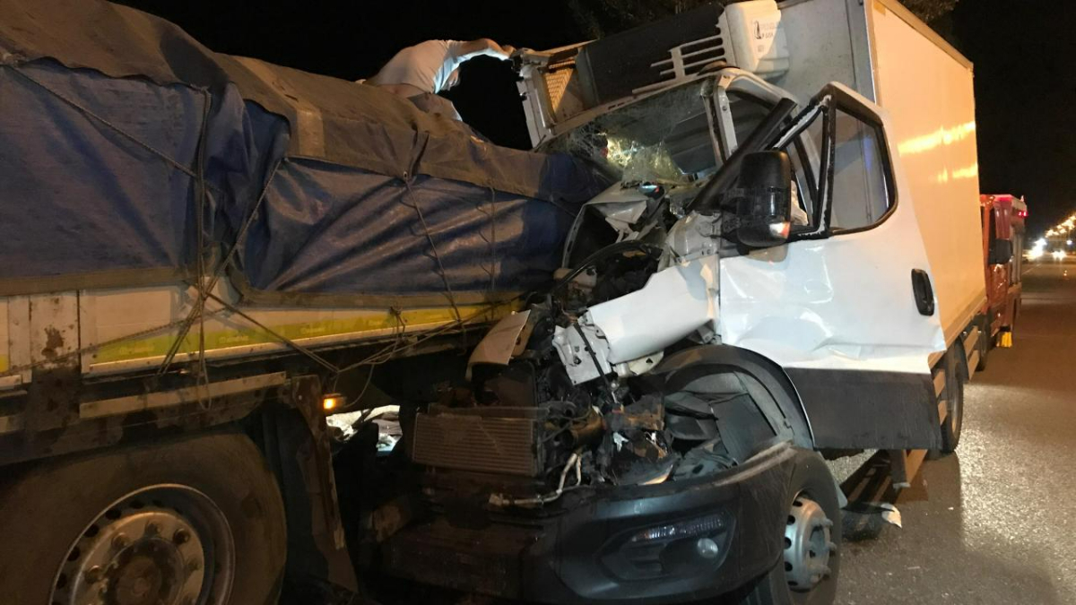 Uşak’ta kamyonet park halindeki tıra çarptı: 1 ölü