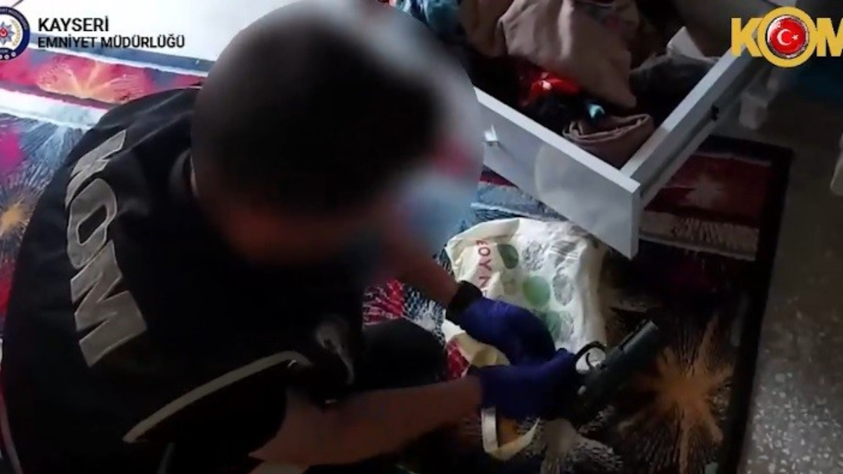 Kayseri’de silah ticareti yapan 2 kişi yakalandı Kayseri’de silah ticareti yapan 2 kişi yakalandı
