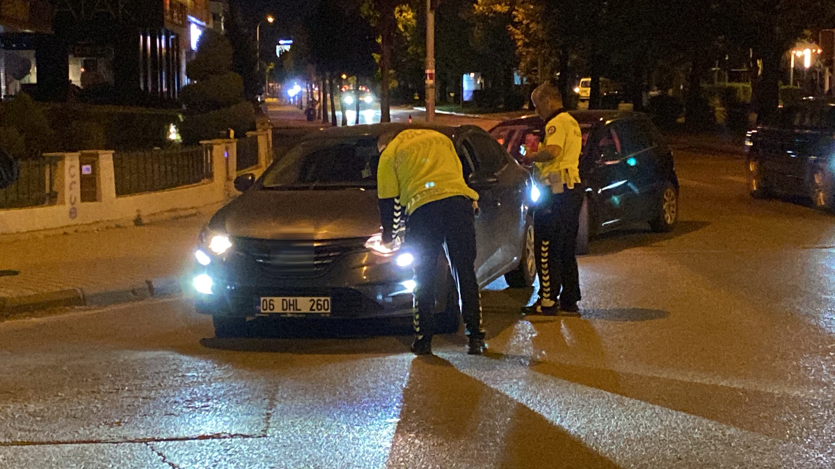 Eskişehir'de Şok Anlar! Alkollü Sürücüye Ceza Yazılırken Yanındaki Arkadaşları İçmeye Devam Etti!
