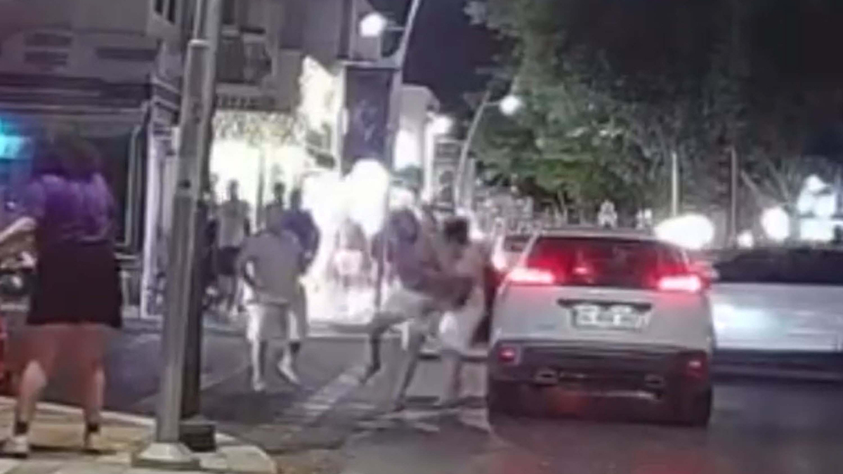 Muğla’da sürücülerin yol verme kavgası kameraya yansıdı Muğla’da sürücülerin yol verme kavgası kameraya yansıdı