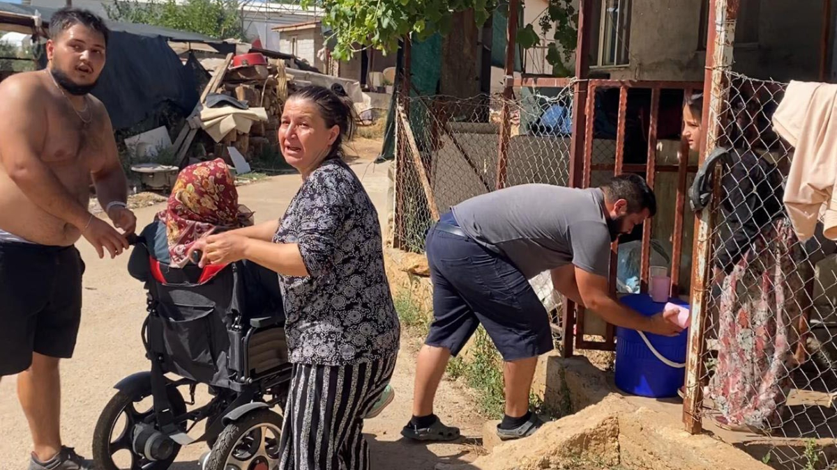 Antalya’da evine yaklaşan alevlerden kurtarılan kadın, tekerlekli sandalyeyle uzaklaştırıldı