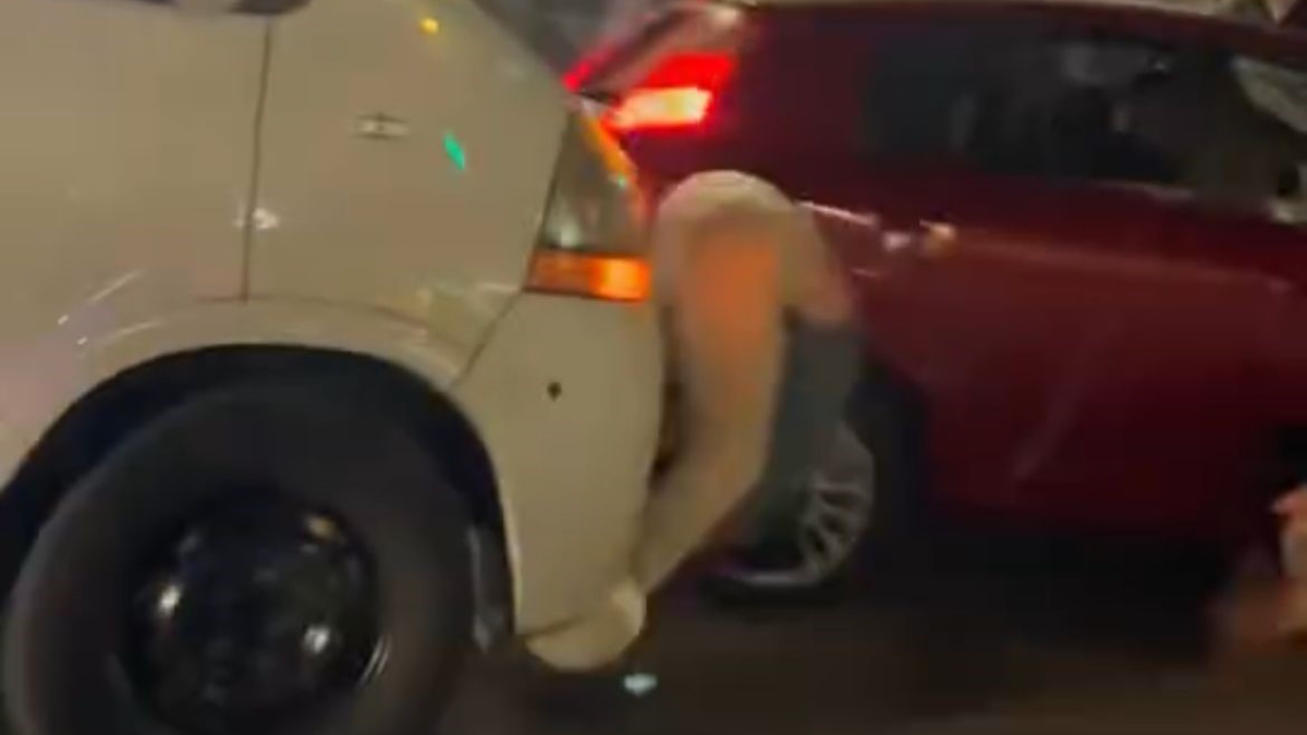 Bursa’da yol verme kavgası: Ağabeyini darbeden kişileri araçla ezmeye çalıştı Bursa’da yol verme kavgası: Ağabeyini darbeden kişileri araçla ezmeye çalıştı