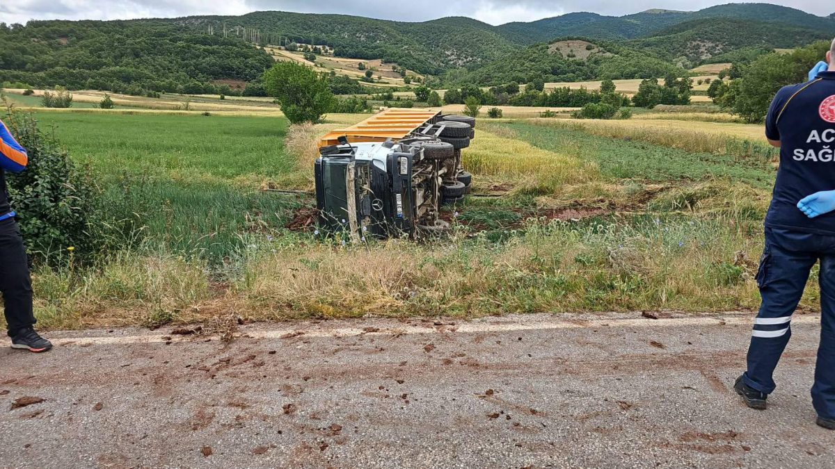 Tokat’ta kamyon şarampole devrildi – Ensonhaber