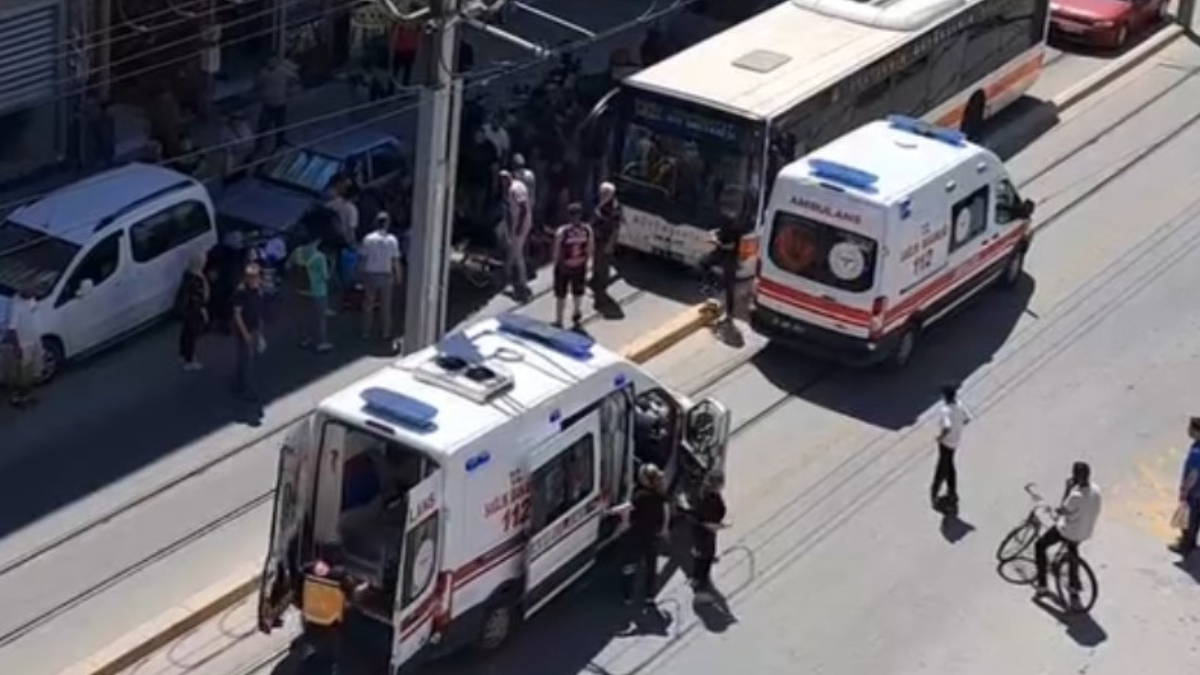 Eskişehir’de motosiklet yolun karşısına geçmeye çalışan kadına çarptı Eskişehir’de motosiklet yolun karşısına geçmeye çalışan kadına çarptı