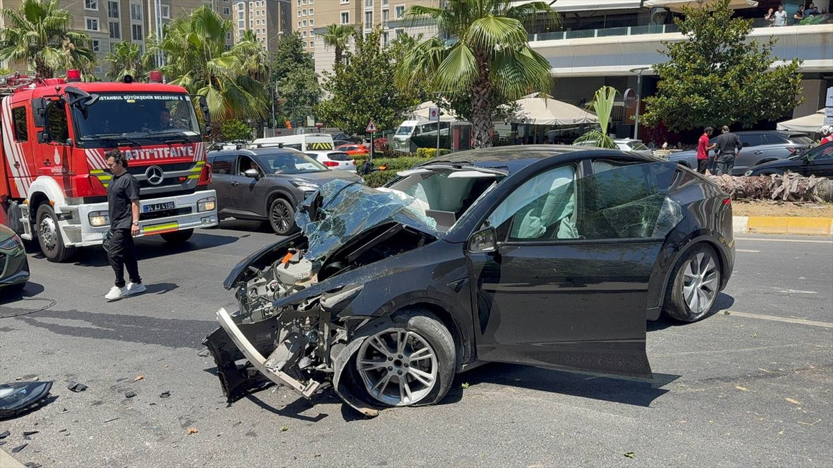 Ataşehir’de otomobil ağaca çarptı: 4 yaralı