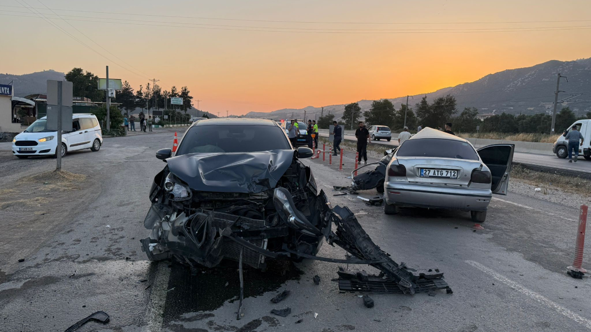 Osmaniye’deki kazada iki otomobil çarpıştı