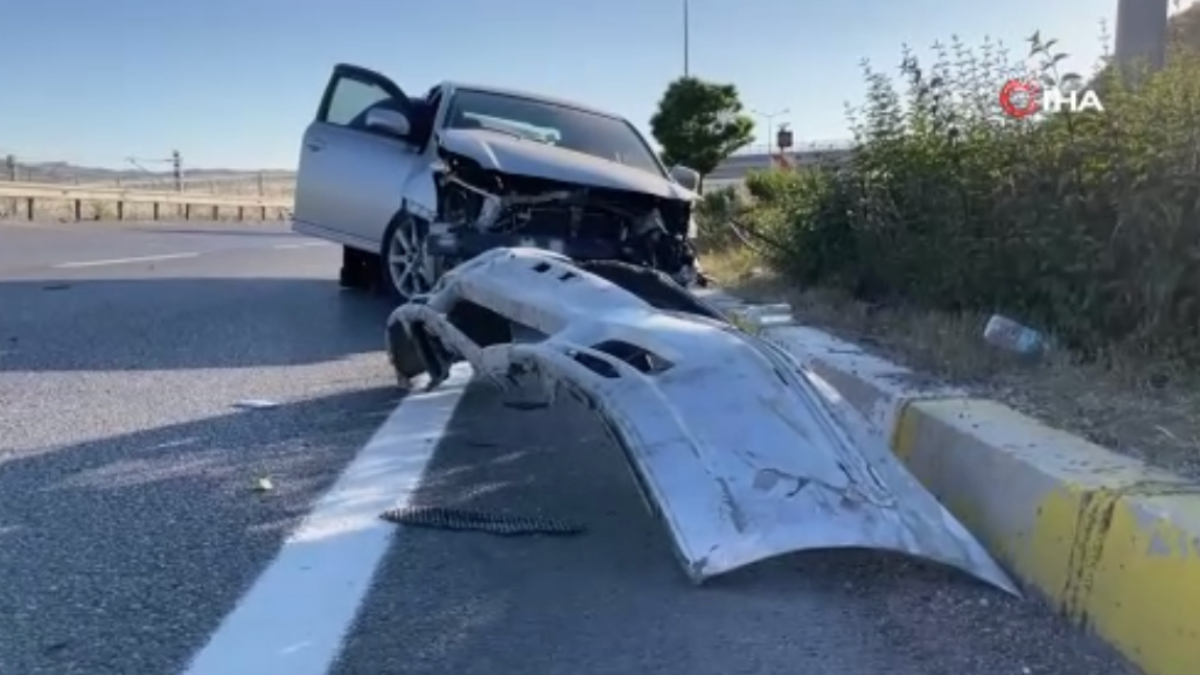 Sivas’ta otomobil bariyerlere çarptı, 2 yaralı