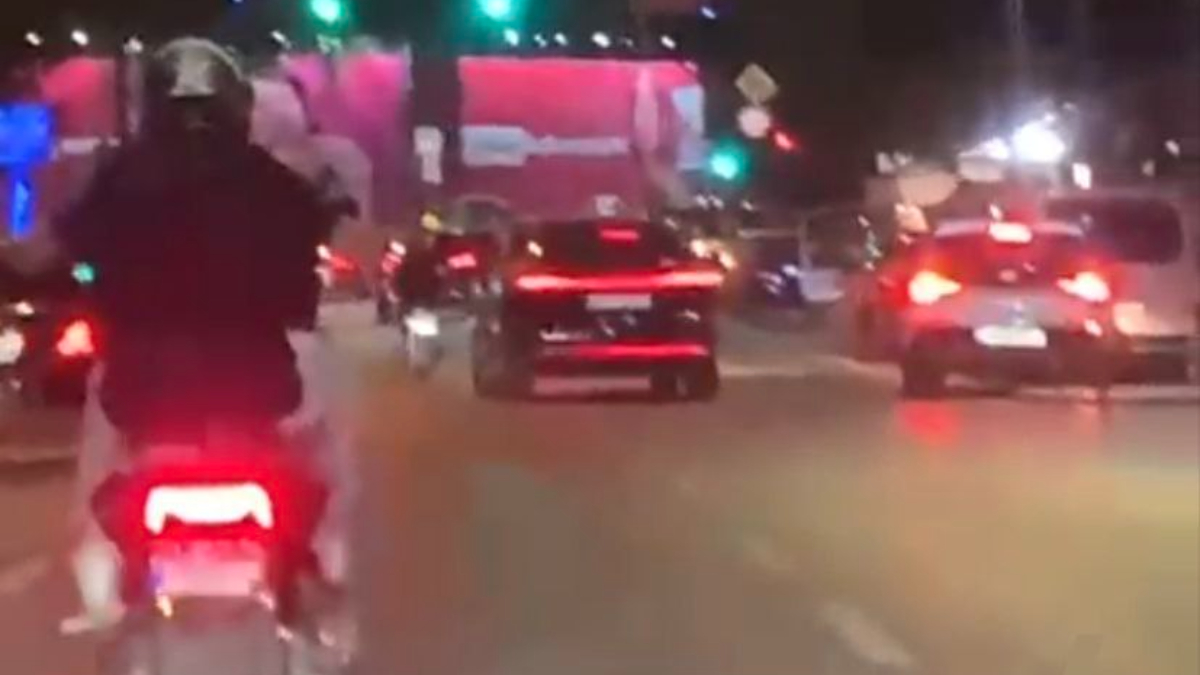 İstanbul’da motosiklet sürücüsünün tehlikeli yolculuğu kayda alındı