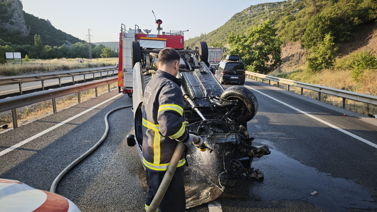 Bilecik’te otomobil beton bariyere çarptı