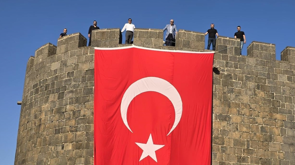 Tarihi Diyarbakır Surları’na ‘Terörsüz Türkiye’ye destek için Türk bayrağı asıldı