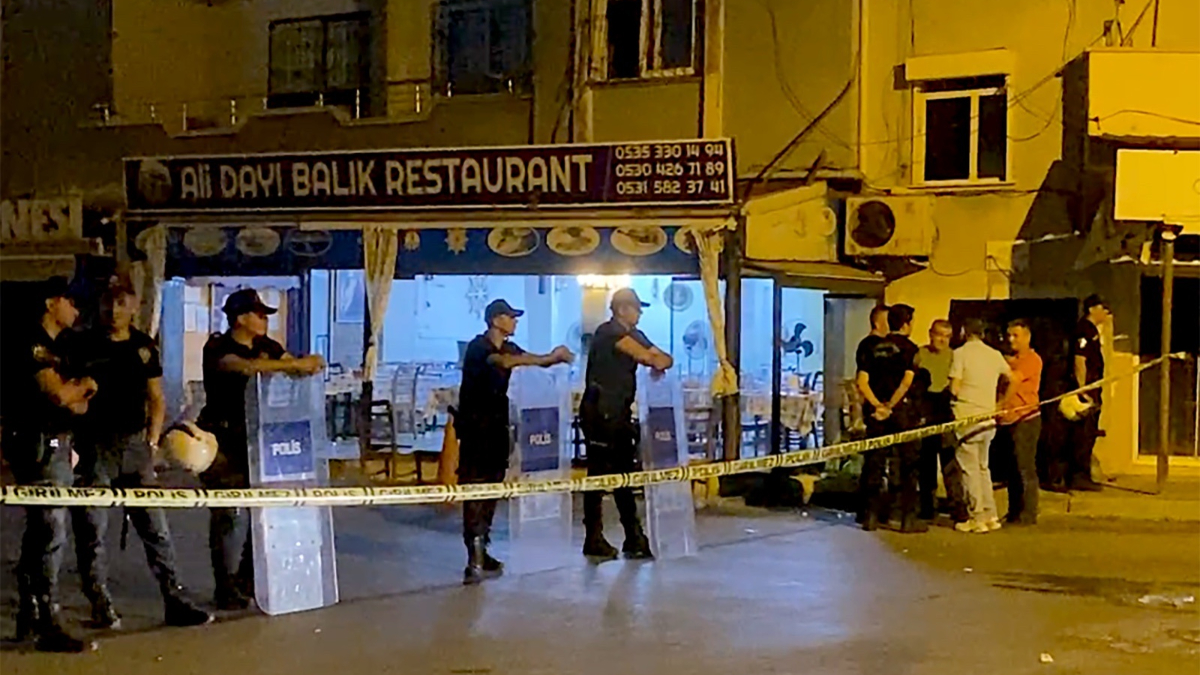 Mersin’de restoranda silahlı ve bıçaklı hesap kavgası