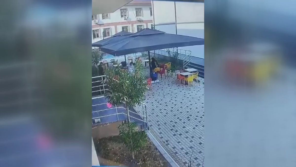 Akyazı Spor Kompleksi'nde Şok Anlar: Kafe Sandalyeleri Havada Uçuştu!