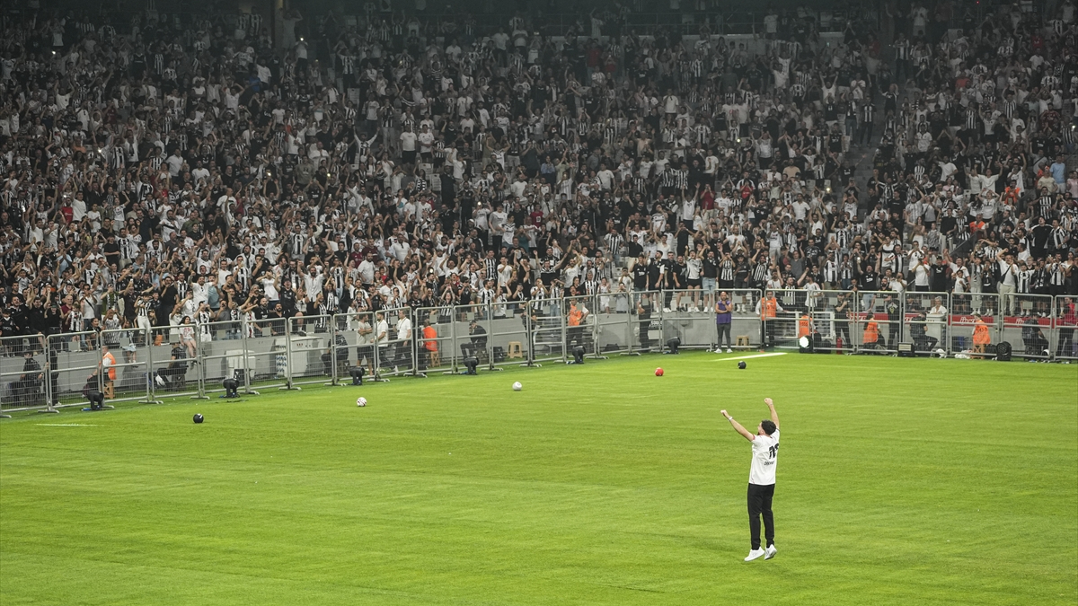 Orkun Kökçü taraftara üçlü çektirdi