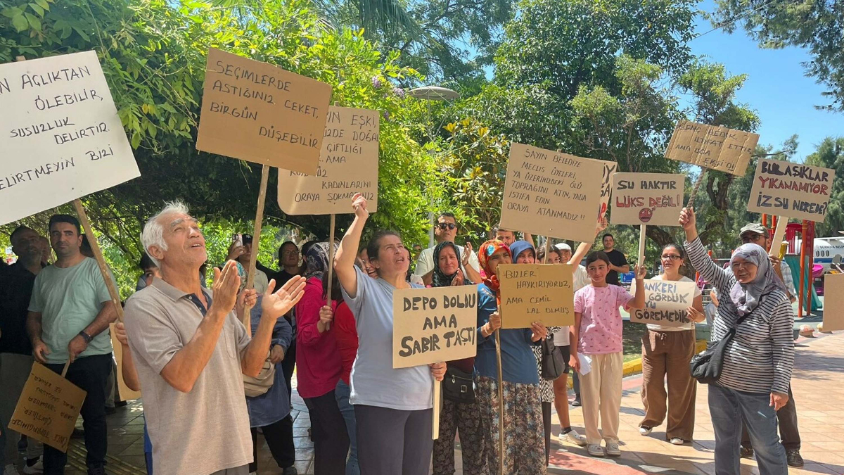 İzmir’de evlerine su verilmeyen vatandaşlar isyan etti