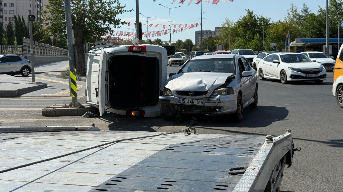 Diyarbakır’da hafif ticari araç ile otomobil çarpıştı