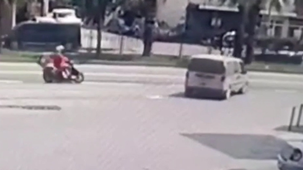 Antalya’da hafif ticari araçla çarpışan motosikletin sürücüsü yaralandı