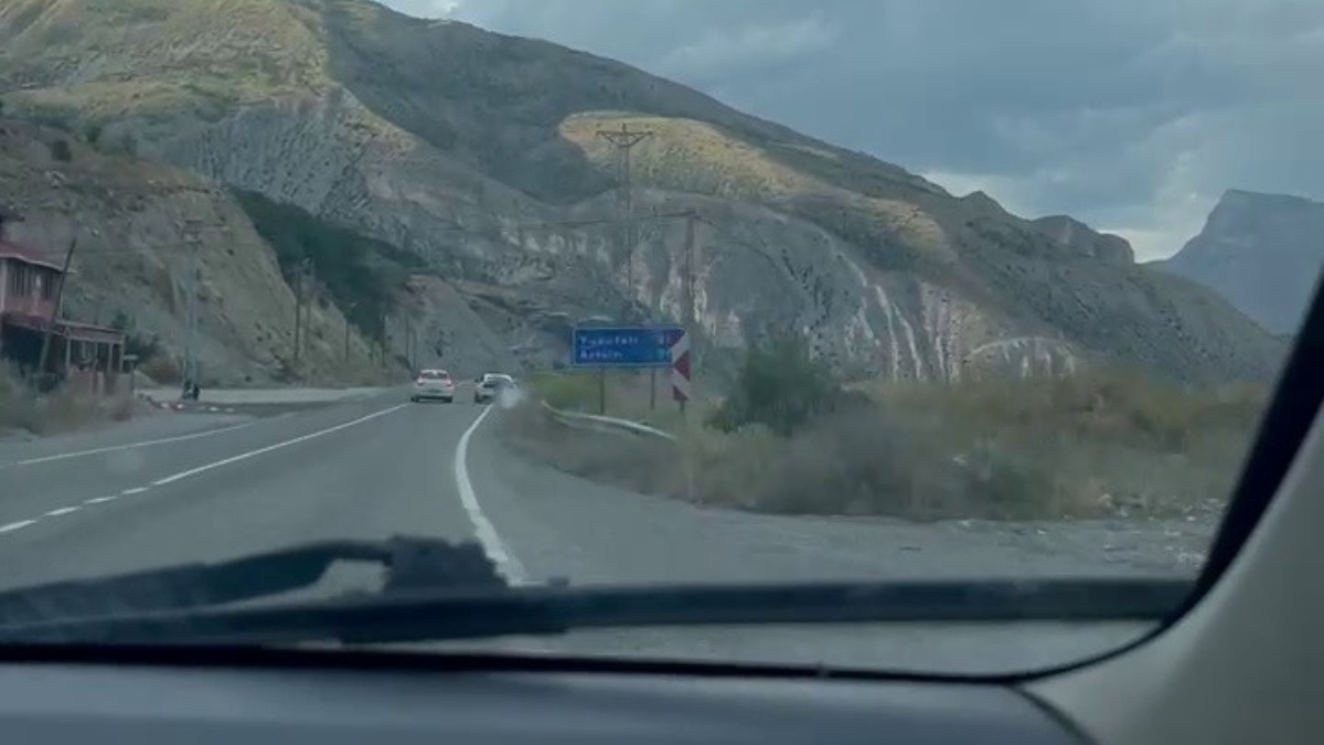 Erzurum'da Korku Anları: Spor Aracı Mıcıra Kapıldı, Sürücü Kahraman Gibi Davrandı!