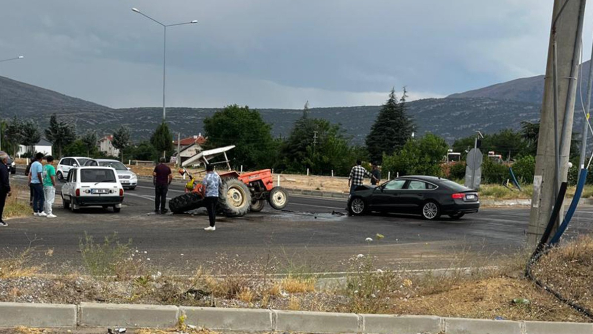 Isparta’da otomobil ile traktör çarpıştı
