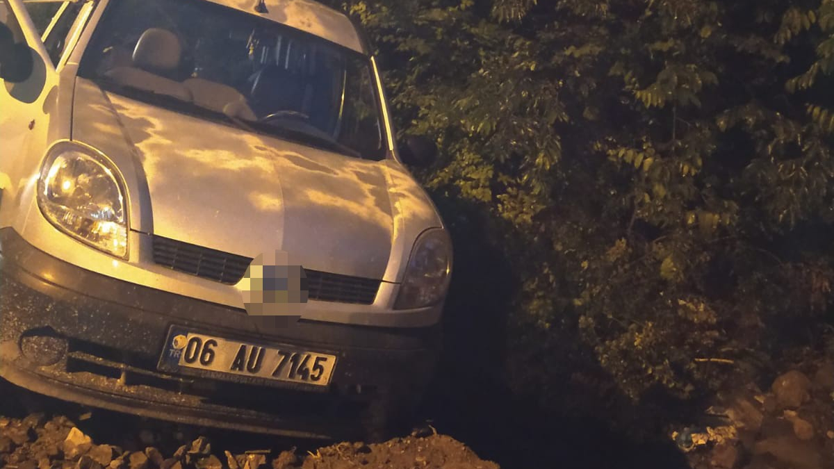 Erzurum’da selin bozduğu yolda kaza: Otomobil şarampole devrildi