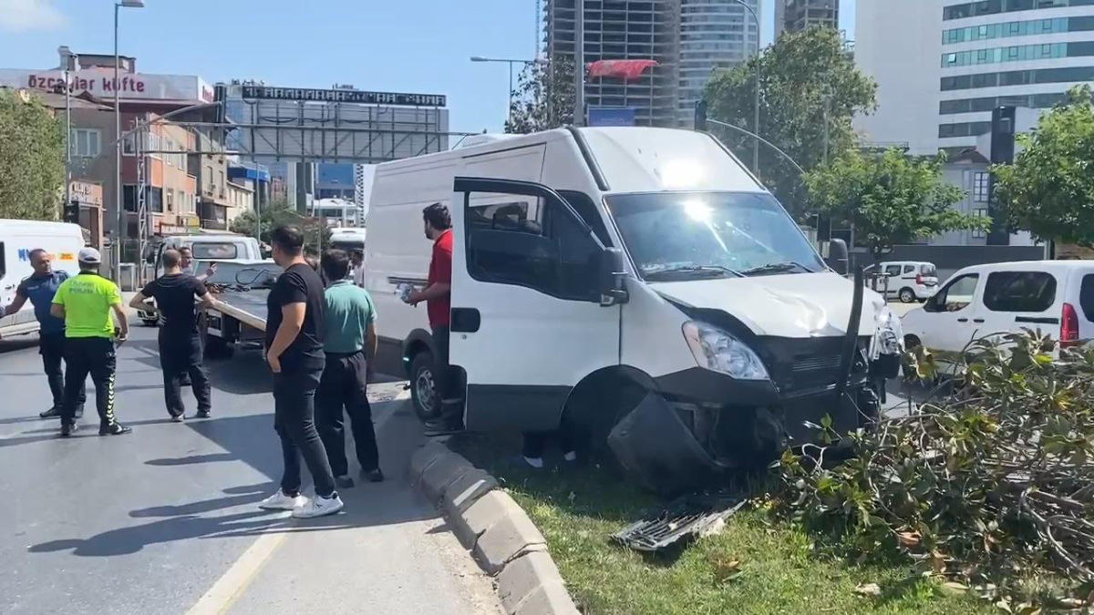 İstanbul’da yolun karşısına geçmeye çalışan çifte panelvan çarptı