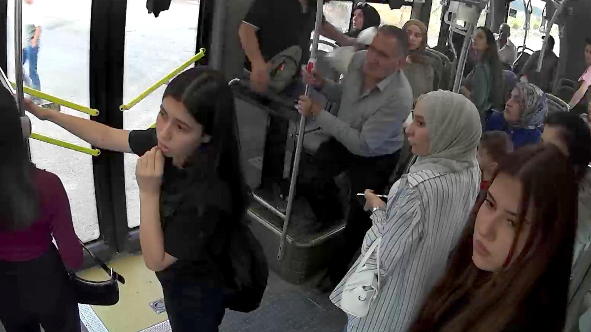 Ağrı’da özel halk otobüsü şoförü, nöbet geçiren yolcuyu hastaneye ulaştırıldı