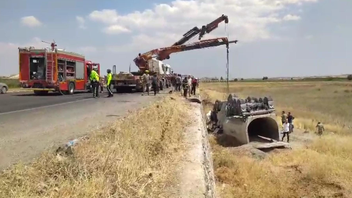 Şanlıurfa’da kum kamyonu şarampole devrildi: 2 yaralı Şanlıurfa’da kum kamyonu şarampole devrildi: 2 yaralı