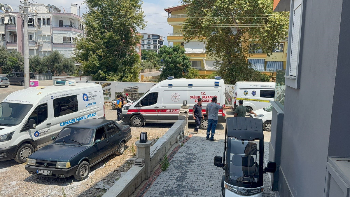Antalya’da 62 yaşındaki adam, evinde misafir ettiği arkadaşı tarafından ölü bulundu