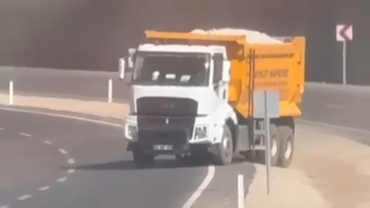 Siirt’te hafriyat kamyonu trafiği tehlikeye attı