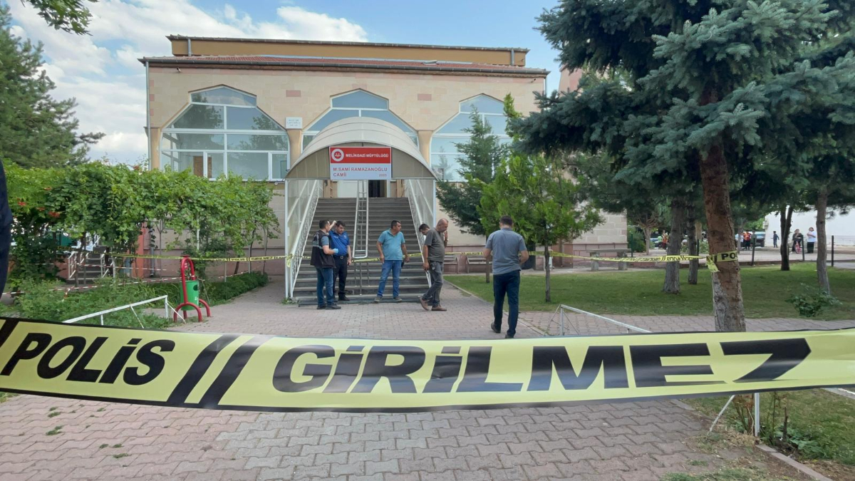 Kayseri’de husumetli komşusunu camide namaz kılarken bıçakladı