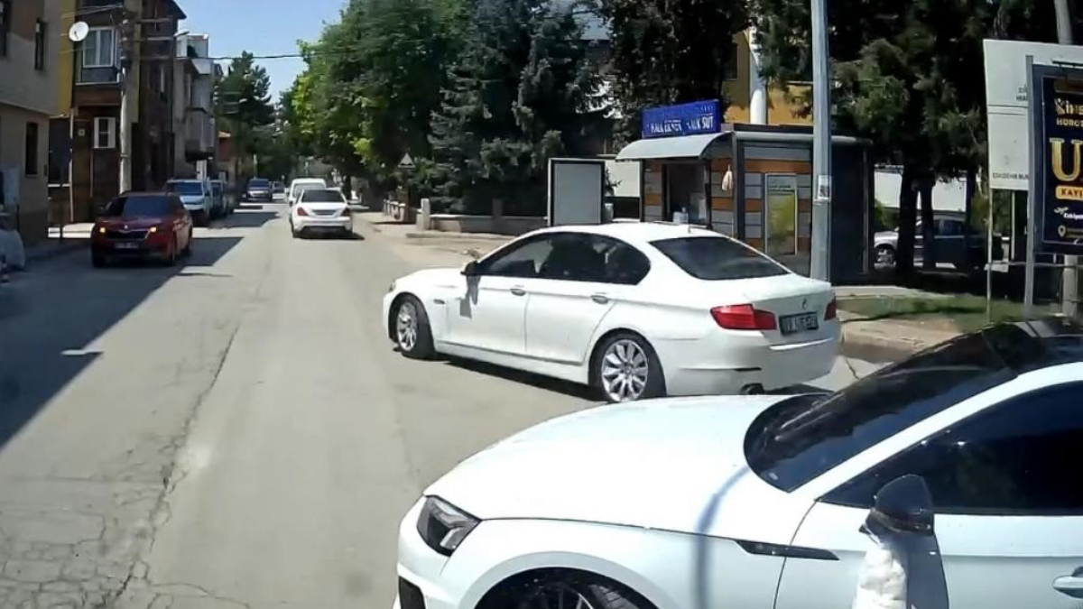 Eskişehir’de düğün konvoyu için yol kesti Eskişehir’de düğün konvoyu için yol kesti