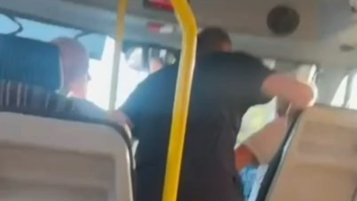 İstanbul’da 2 yolcu arasında ‘Ayağıma bastın’ kavgası çıktı İstanbul’da 2 yolcu arasında ‘Ayağıma bastın’ kavgası çıktı