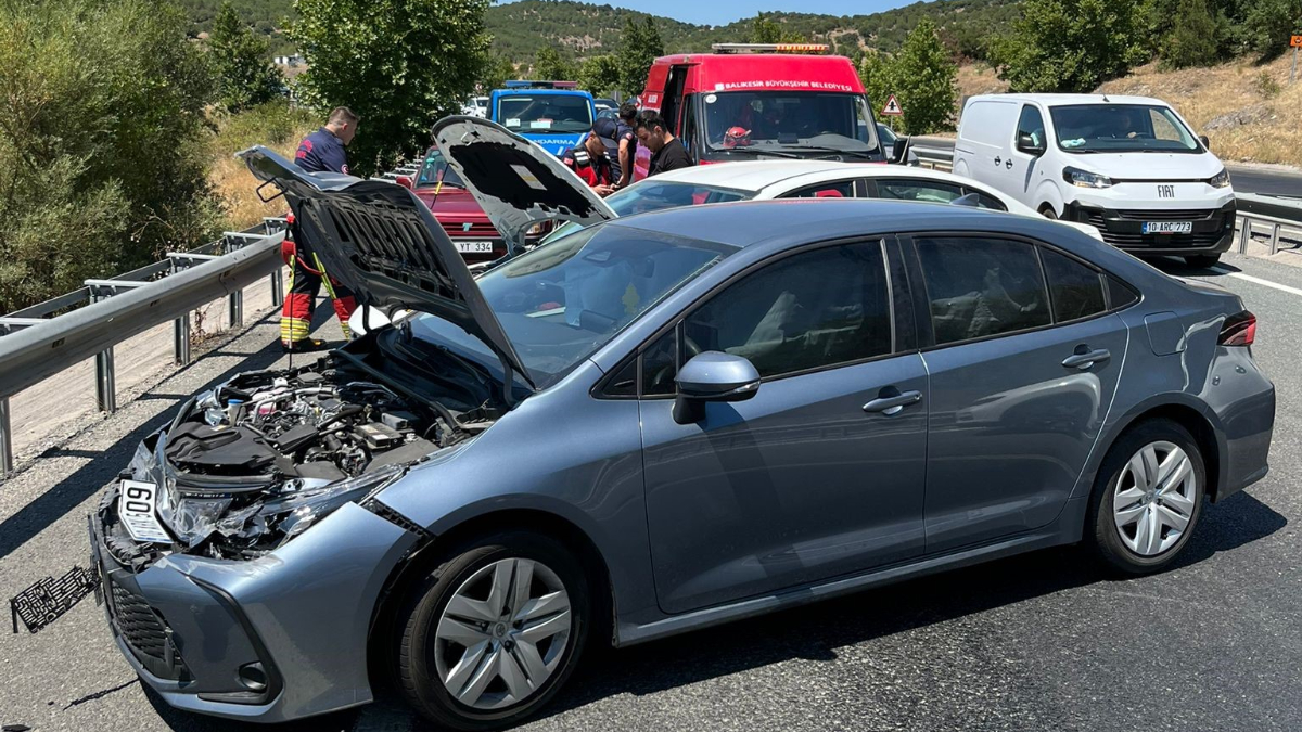 Balıkesir’de sıcaktan eriyen asfalt kazaya neden oldu: 8 yaralı