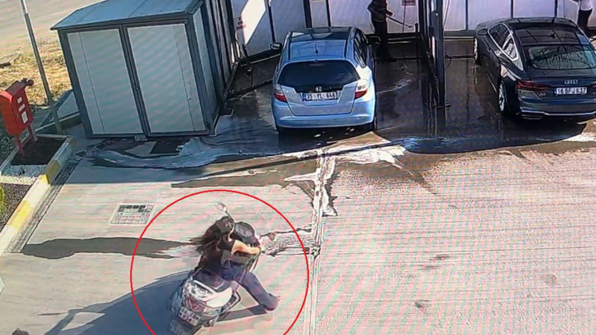Bursa’da ehliyetsiz motosiklet sürücüsü aniden gaza basınca kaza yaptı