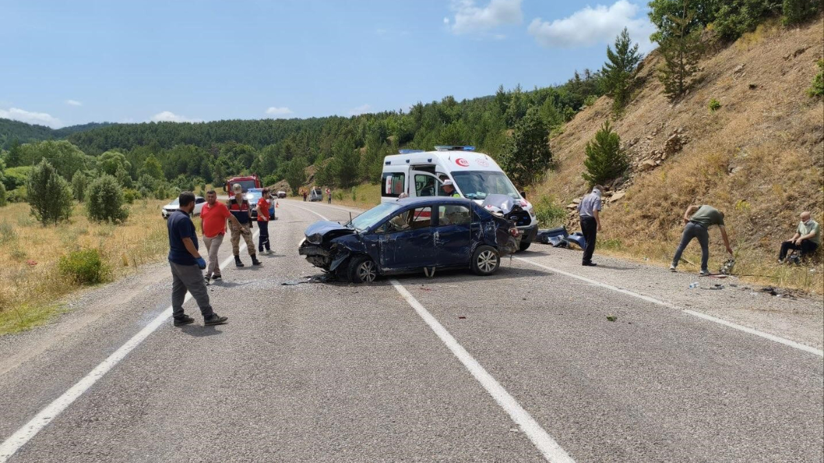Gümüşhane’de kontrolden çıkan otomobil metrelerce sürüklendi: 4 yaralı