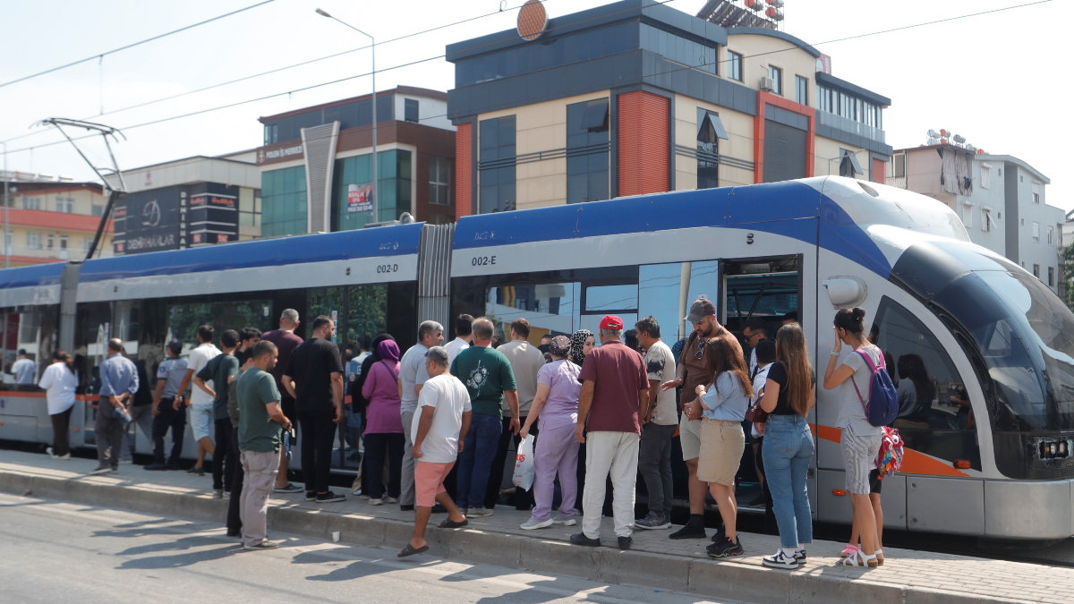 Antalya’da tramvayın altında kalmaktan son anda kurtuldu