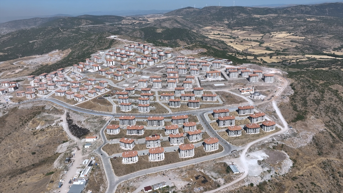 Murat Kurum duyurdu: Balıkesir’de yapımı tamamlanan afet konutları hak sahiplerine teslim edildi