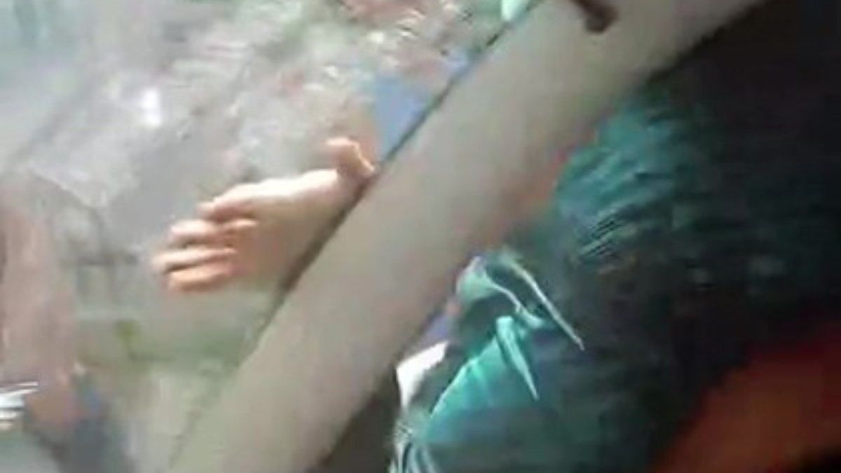 Kocaeli’de çıkan yol verme tartışmasında kalabalık bir grup otomobil sürücüsünü darbetti