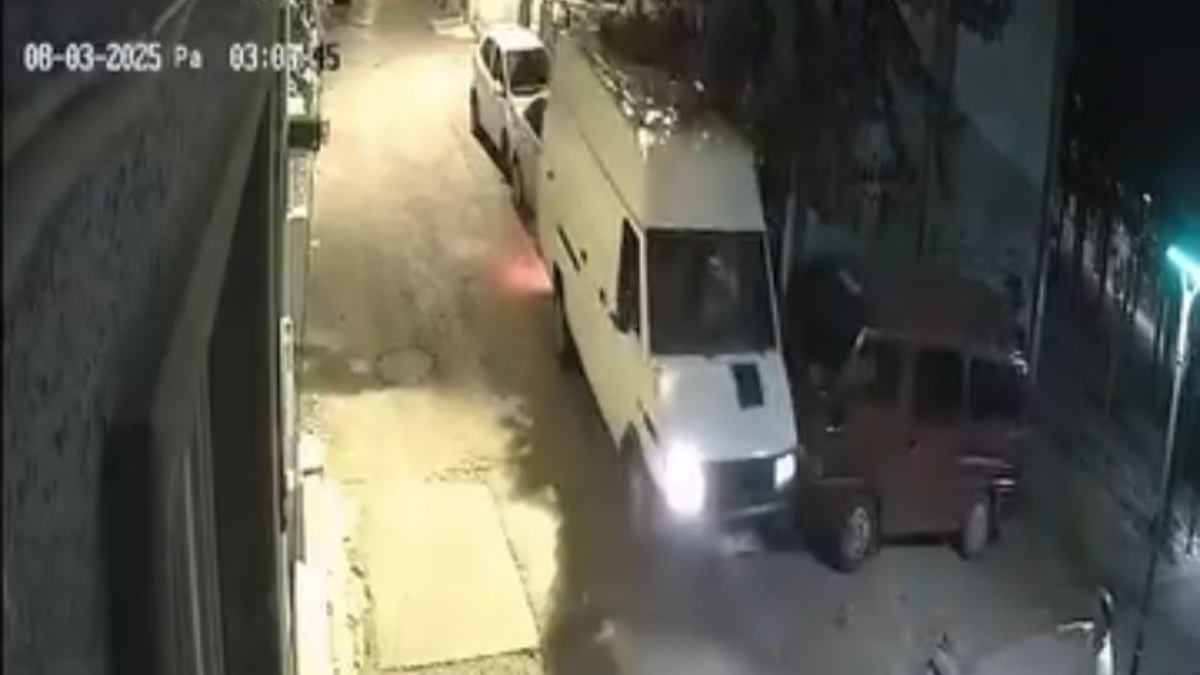 Bursa’da minibüsüyle geri manevra yapmak istedi: Park halindeki 2 otomobile çarptı